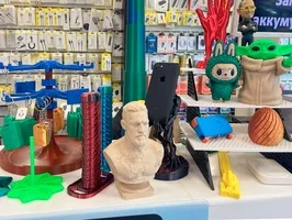 Витрина мастерской Addroid 3D с напечатанными изделиями